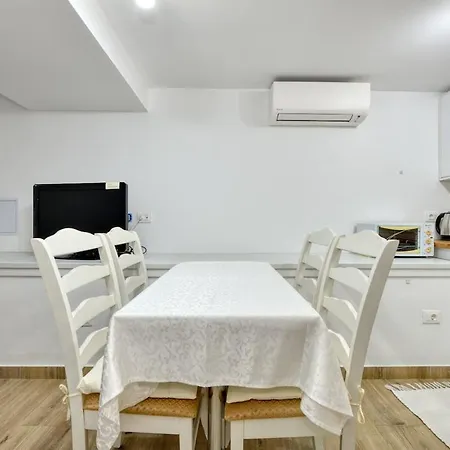 Tina With Terrace Appartement *