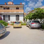 Tina With Terrace 아파트