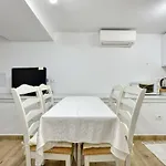 Tina With Terrace 아파트 *