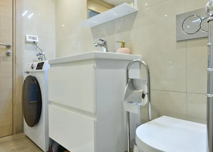 Tina With Terrace Apartment